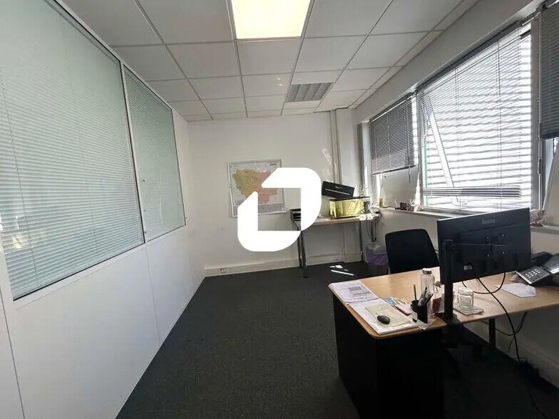 Office in Argenteuil for lease - Interior Photo - Image 2 of 10