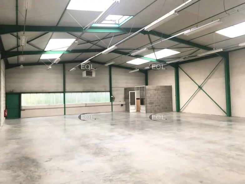 Flex in Saint-Genis-Laval for lease - Interior Photo - Image 2 of 11