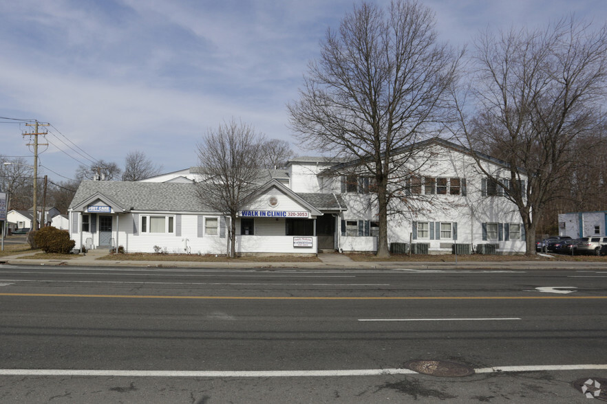 1305 Middle Country Rd, Selden, NY à vendre - Photo principale - Image 1 de 1