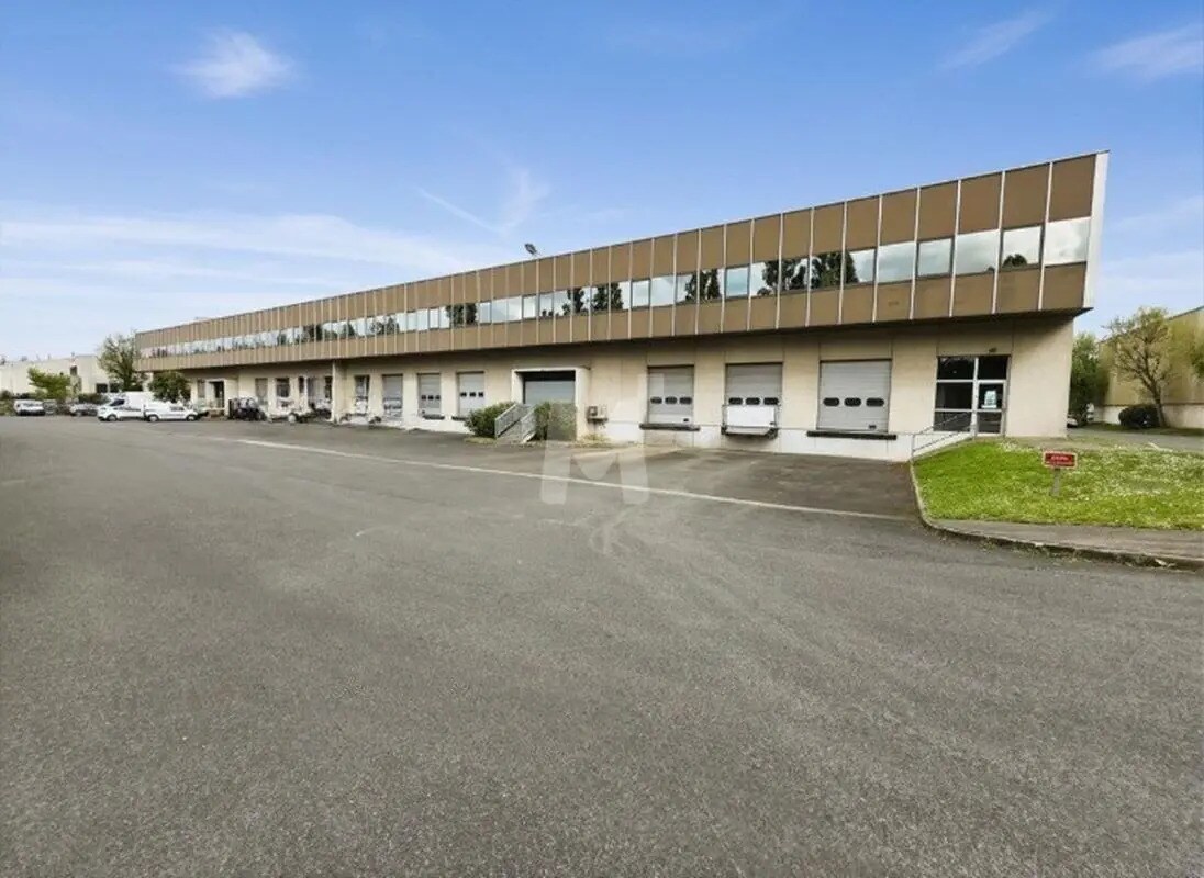 Flex in Wissous for lease Building Photo- Image 1 of 4
