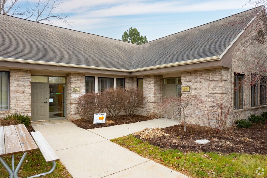 2364 Woodlake Dr, Okemos, MI à louer - Photo du bâtiment - Image 3 de 5