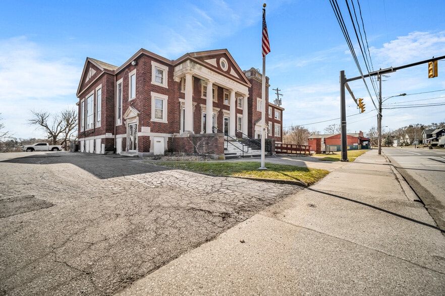 803 N Wooster Rd, Barberton, OH for sale - Building Photo - Image 2 of 25