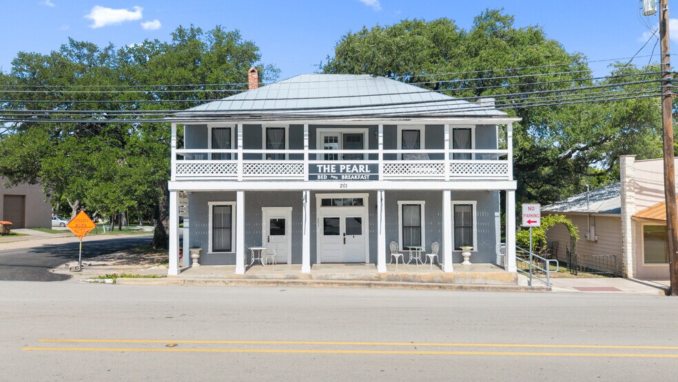 201 Nugent Ave ave, Johnson City, TX à vendre - Photo principale - Image 1 de 50