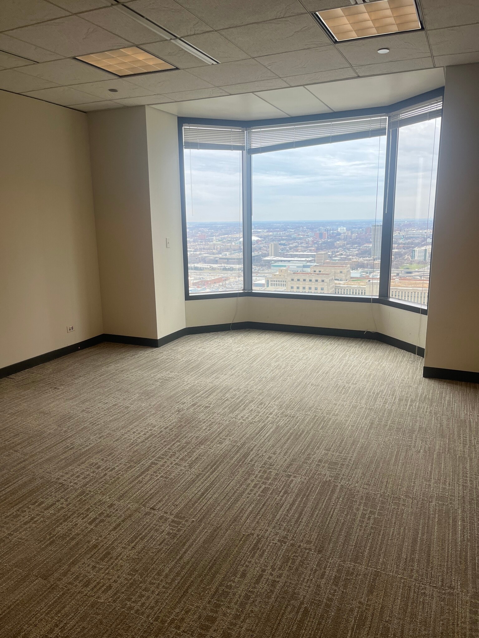 425 S Financial Pl, Chicago, IL for lease Building Photo- Image 1 of 3