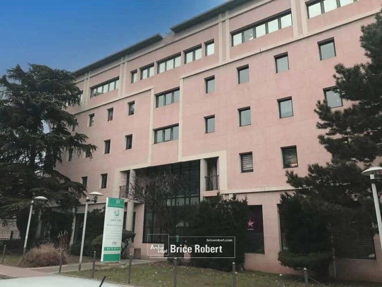 Office in Lyon for lease - Building Photo - Image 1 of 10