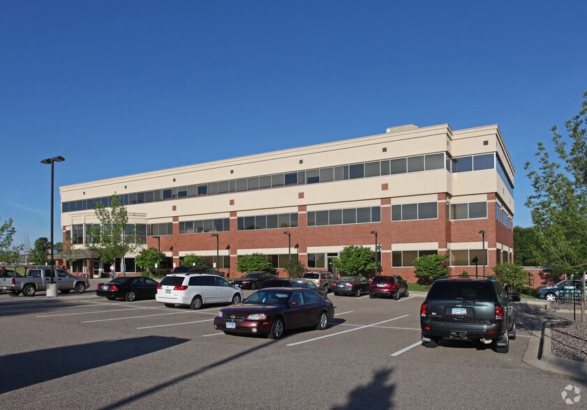 15700 37th Ave N, Plymouth, MN à louer - Photo du bâtiment - Image 2 de 9