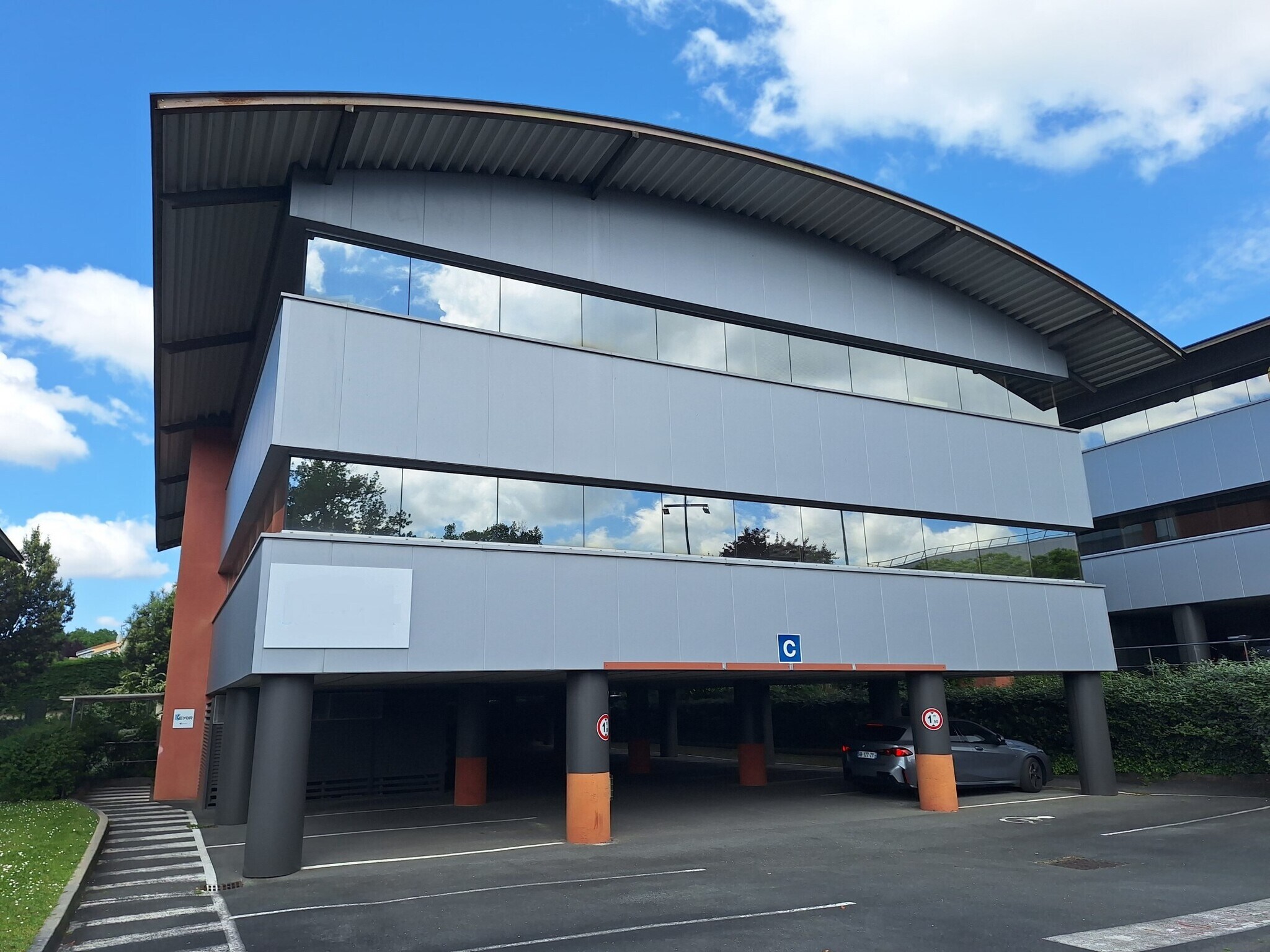 Office in Floirac for lease Building Photo- Image 1 of 13