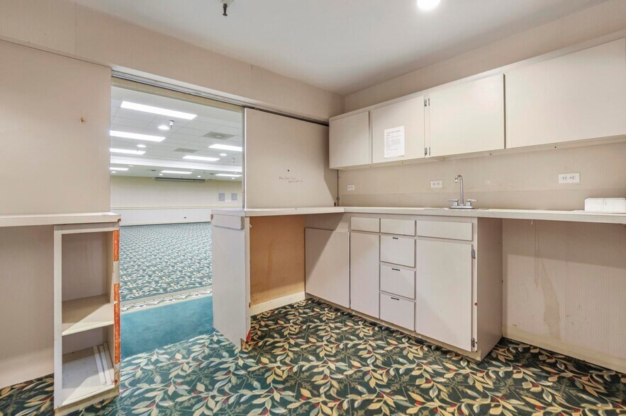 1357 Blue Lakes Blvd N, Twin Falls, ID for lease - Interior Photo - Image 2 of 42