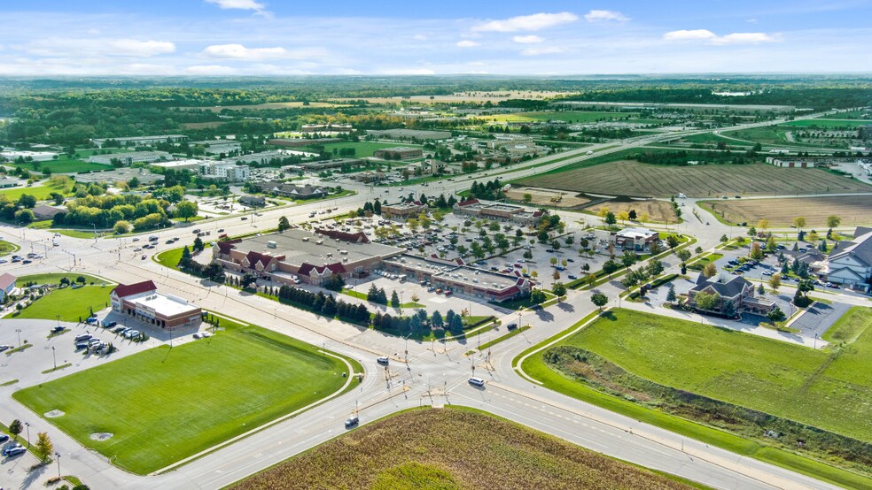 1300-1380 Pabst Farms Blvd, Oconomowoc, WI à louer - Aérien - Image 2 de 5