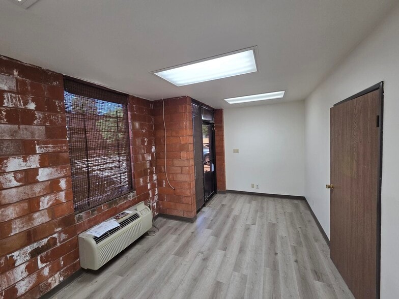 26818 Oak Ave, Canyon Country, CA à louer - Photo du bâtiment - Image 3 de 6