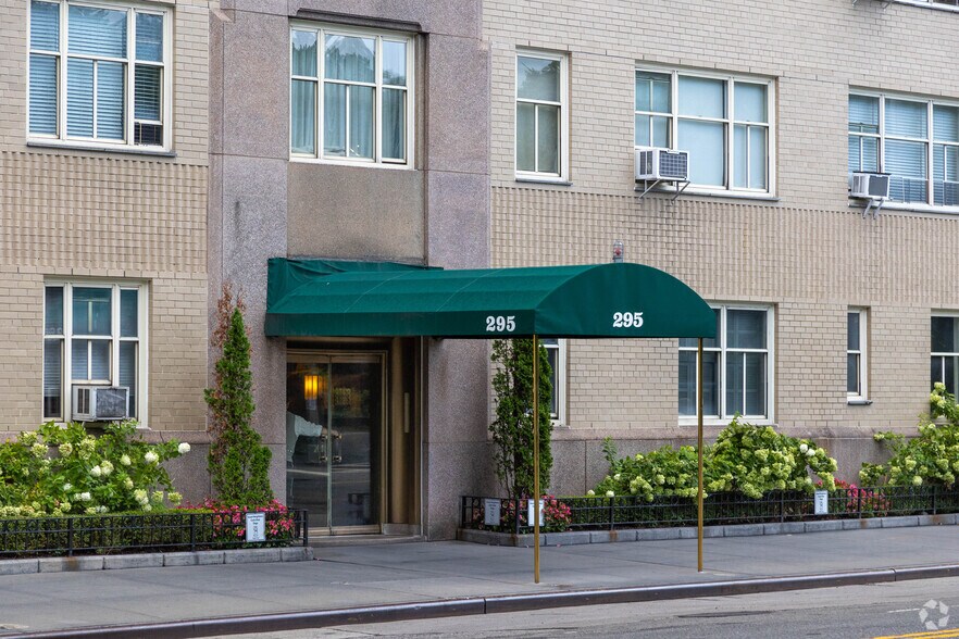 295 Central Park W, New York, NY à louer - Photo du bâtiment - Image 3 de 5