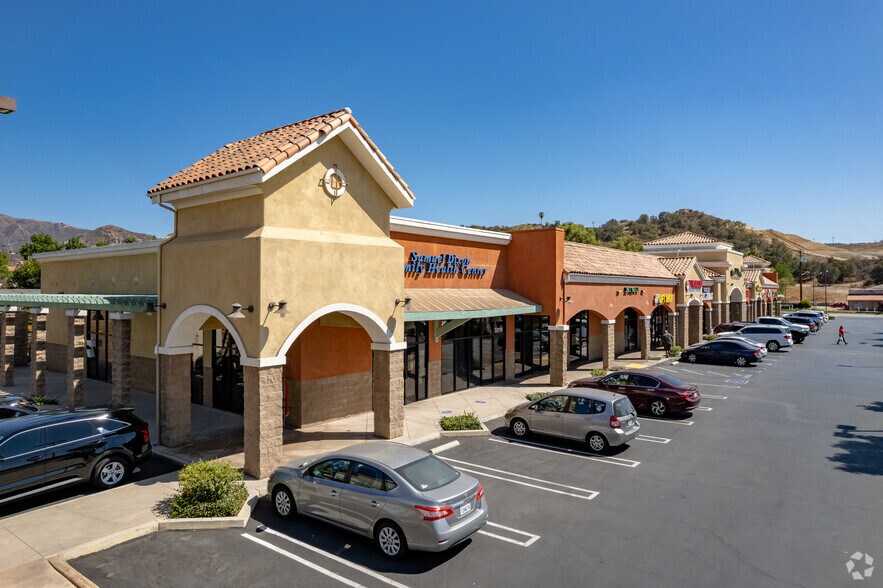 23780 Newhall Ave, Santa Clarita, CA à louer - Photo du bâtiment - Image 2 de 11