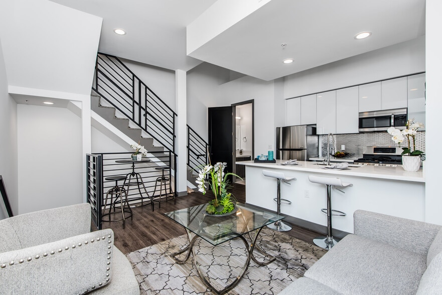 644 N Normandie Ave, Los Angeles, CA for sale - Interior Photo - Image 3 of 39