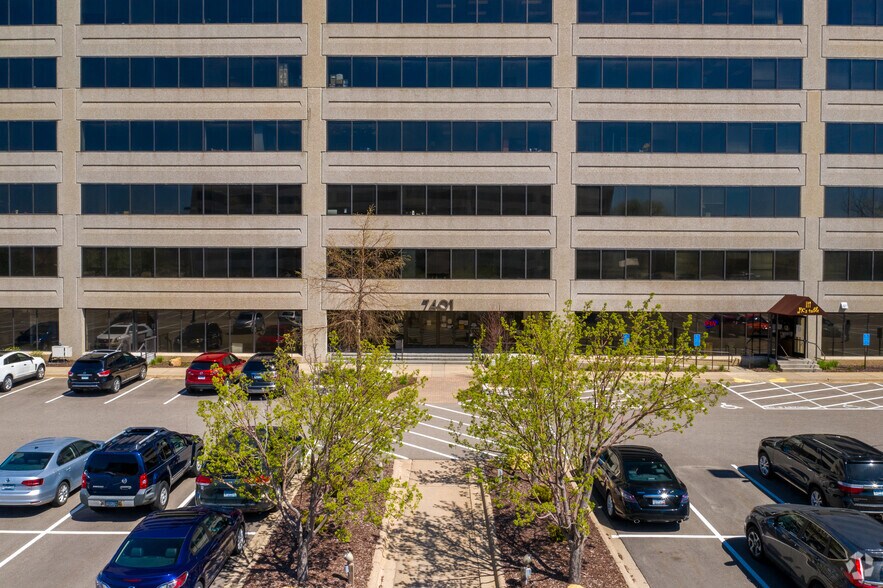 7401 Metro Blvd, Edina, MN à louer - Photo du bâtiment - Image 3 de 14