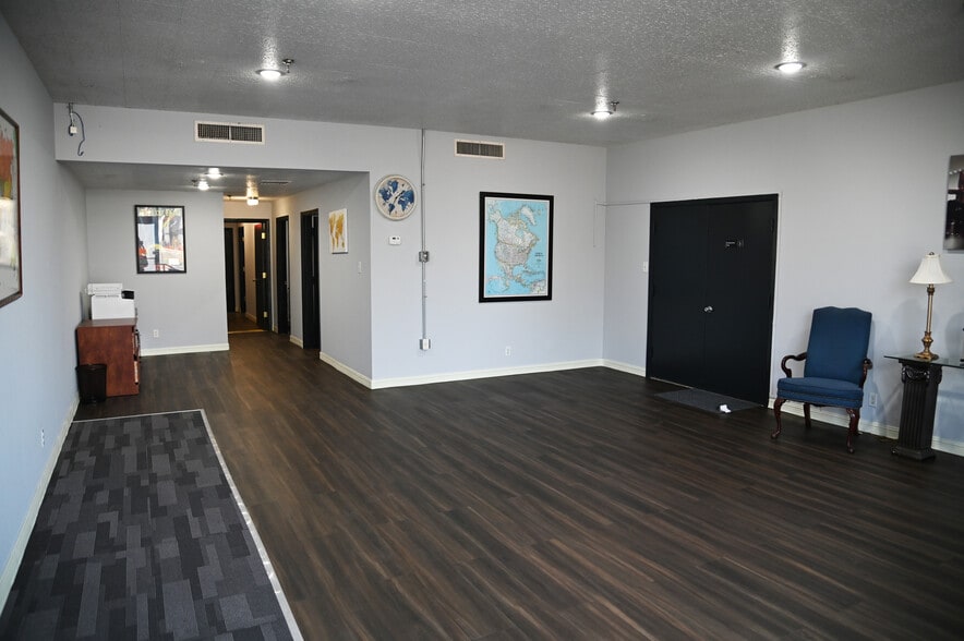 10685 Hazelhurst Dr, Houston, TX for lease - Interior Photo - Image 3 of 5