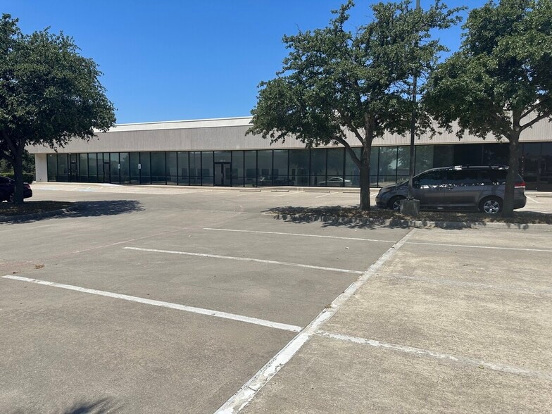 4563 W Walnut St, Garland, TX for lease - Building Photo - Image 3 of 9