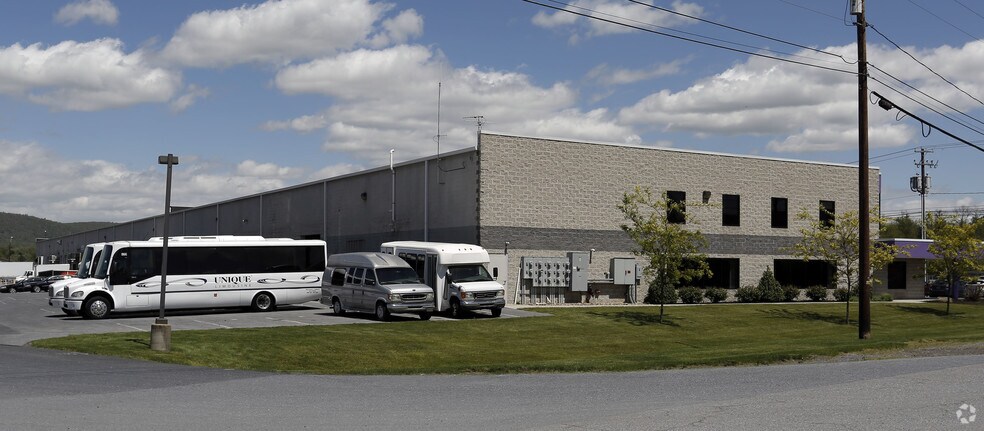 1900 Crooked Hill Rd, Harrisburg, PA à louer - Photo du bâtiment - Image 3 de 12