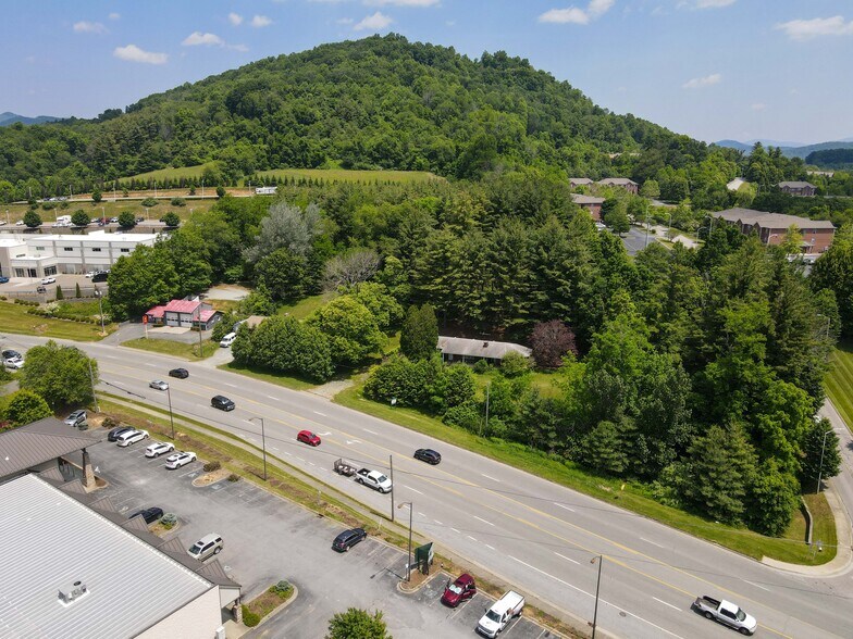 1545 U. S. Highway 421, Boone, NC à vendre - Photo du bâtiment - Image 3 de 13