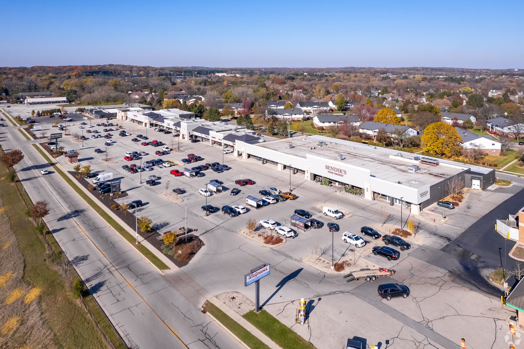 600 Hartbrook Dr, Hartland, WI for lease Building Photo- Image 1 of 4