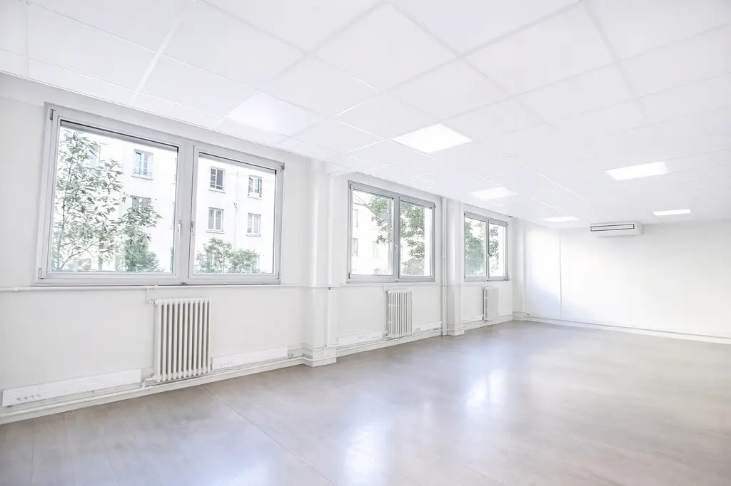 Rue Du Faubourg Saint-Martin, Paris for lease Building Photo- Image 1 of 7