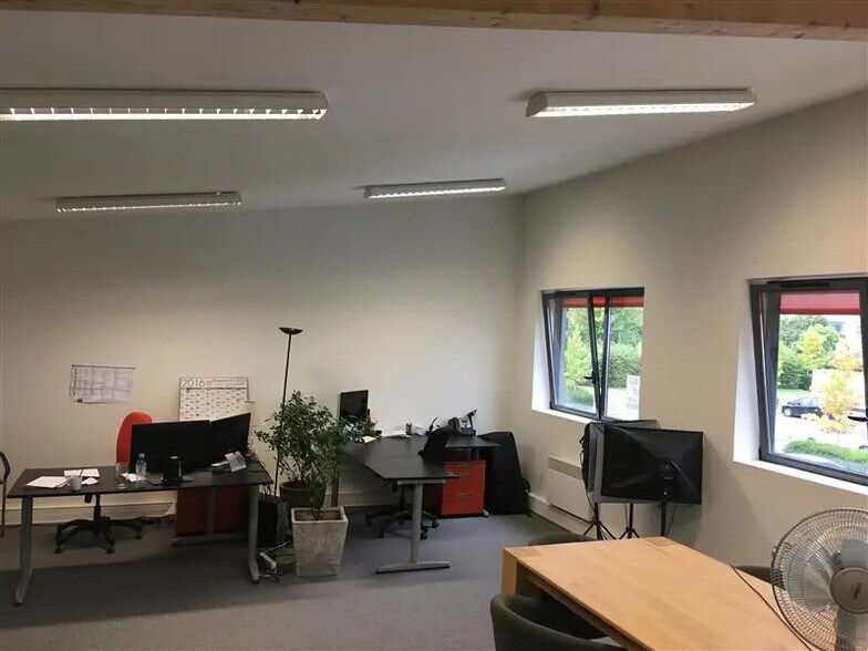 Office in Bois-d'Arcy for lease - Building Photo - Image 2 of 5