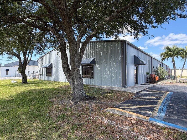3150 Old Metro Pky, Fort Myers, FL for lease - Building Photo - Image 2 of 17