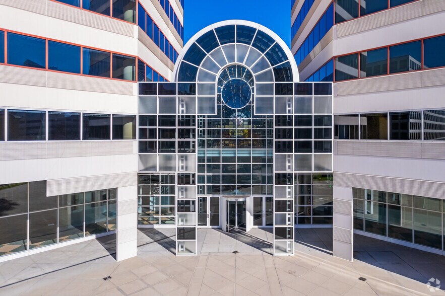 330 E Kilbourn Ave, Milwaukee, WI à louer - Photo du bâtiment - Image 3 de 22
