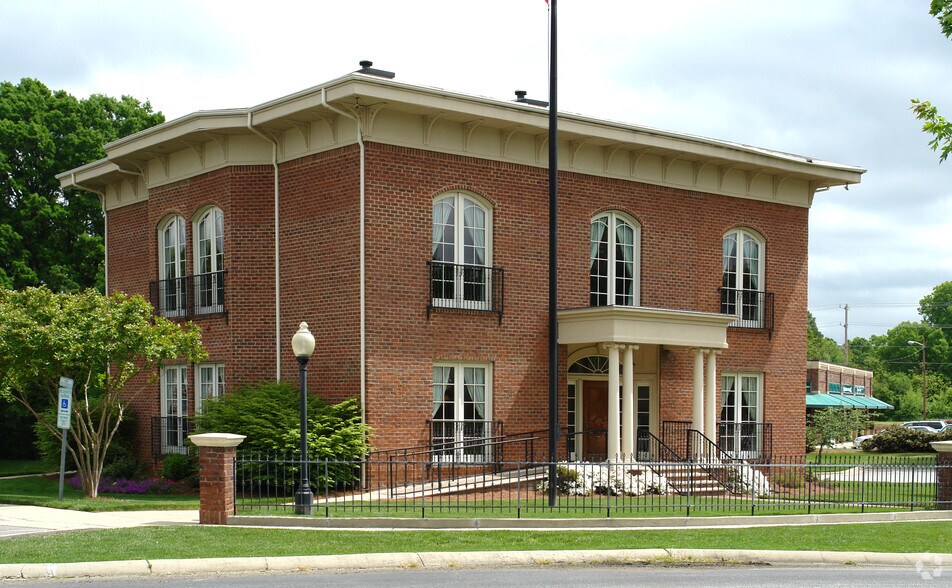 201 Neal Pl, High Point, NC for sale - Building Photo - Image 2 of 9