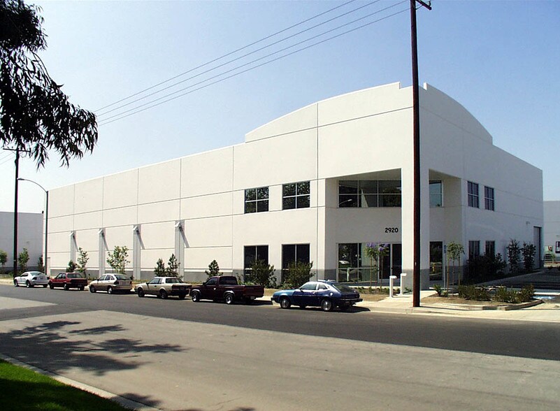 2920 E White Star Ave, Anaheim, CA à louer - Photo du bâtiment - Image 2 de 3