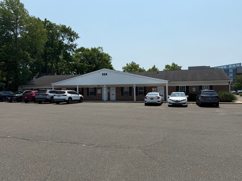 524 E Main St, Riverhead, NY for lease - Building Photo - Image 2 of 8