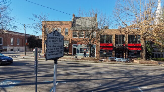 Plus de détails pour 203 E Franklin St, Chapel Hill, NC - Commerce de détail à vendre