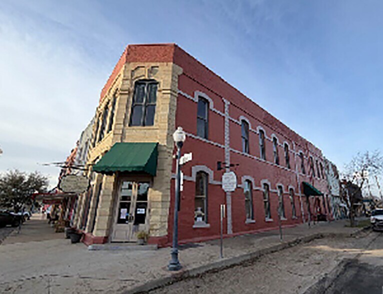327 N Main St, Bonham, TX à louer - Photo du bâtiment - Image 3 de 3