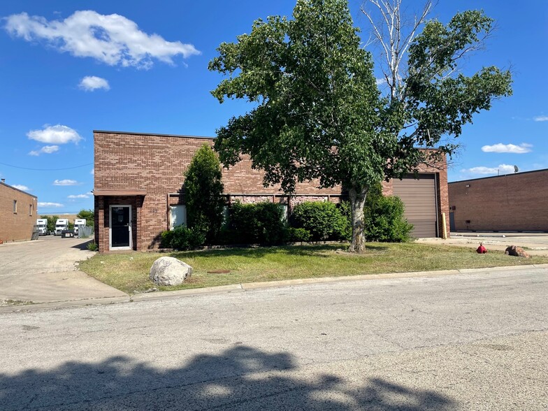 885 Lively Blvd, Wood Dale, IL for lease - Building Photo - Image 1 of 1