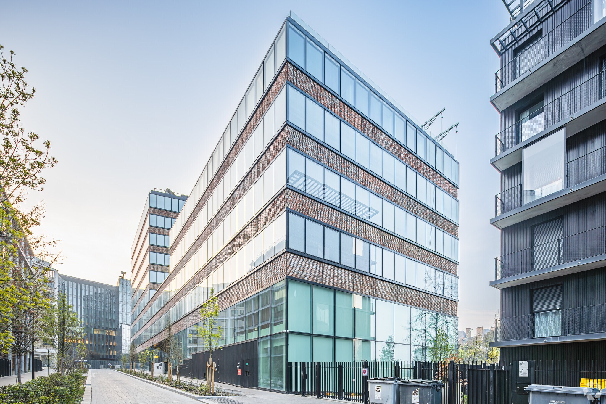 7-15 Rue Gerda Taro, Paris for lease Primary Photo- Image 1 of 15