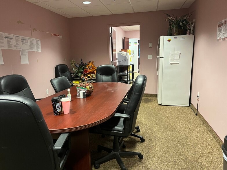 1407 S County Trl, East Greenwich, RI for lease - Interior Photo - Image 3 of 23