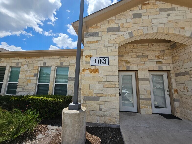 1009 W Pecan St, Pflugerville, TX à louer - Photo du bâtiment - Image 2 de 35