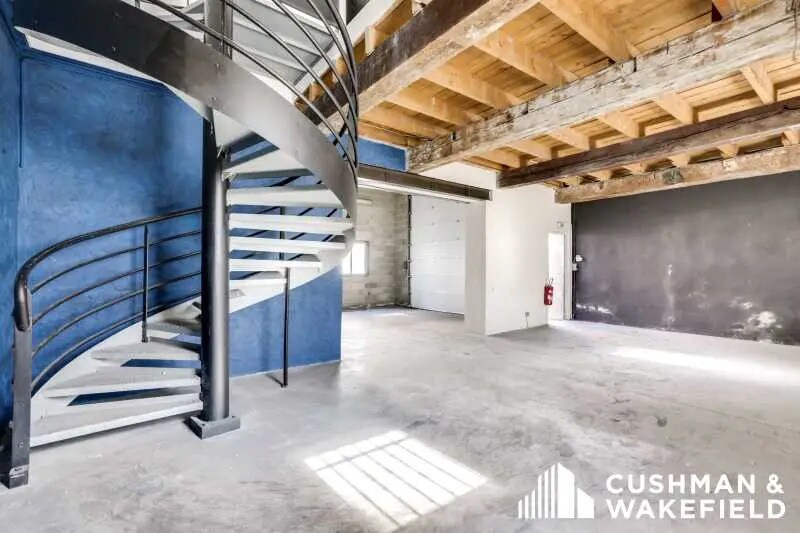 Flex in Marseille for lease - Interior Photo - Image 3 of 6