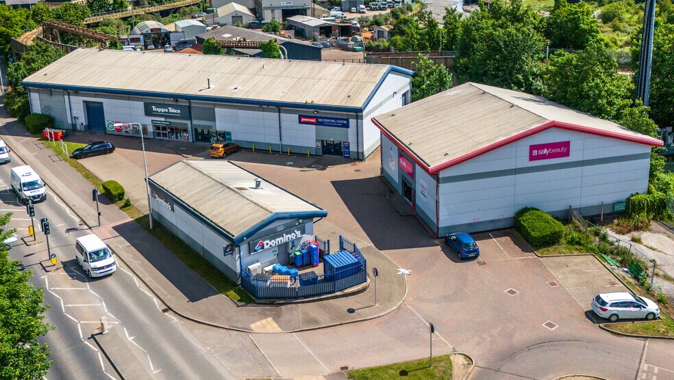 Units 1-5 Mill Way Trading Estate portfolio of 4 properties for sale on LoopNet.ca - Building Photo - Image 2 of 14