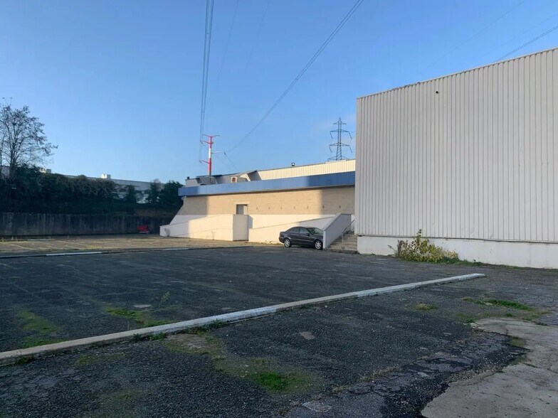 Office in Osny for lease - Primary Photo - Image 1 of 11
