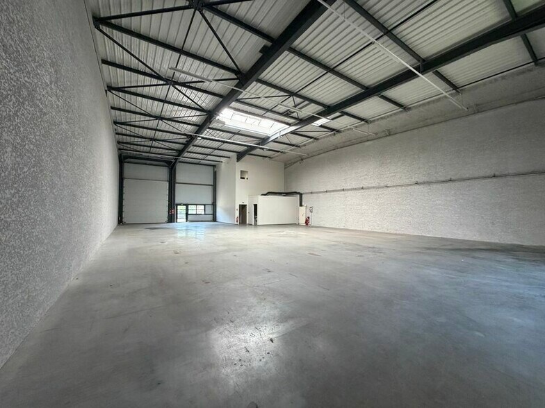 Flex in Décines-Charpieu for lease - Interior Photo - Image 2 of 6