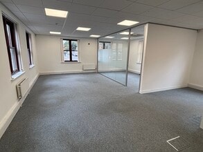 Liston Road, Marlow à louer Photo du bâtiment- Image 2 de 3