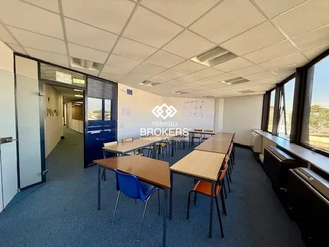 Office in Argenteuil for lease - Interior Photo - Image 2 of 2