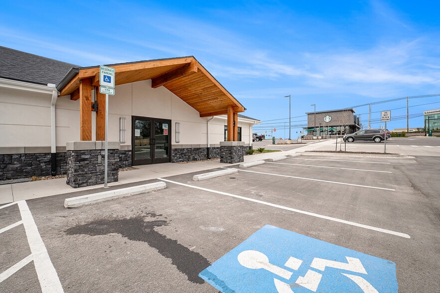 9361-9369 W 75th St, Overland Park, KS for lease - Building Photo - Image 3 of 23