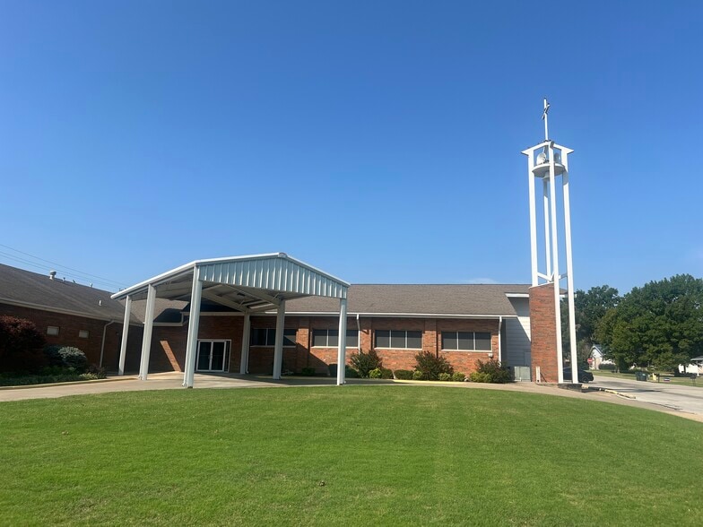 1209 W Oak St, Collinsville, OK for sale - Building Photo - Image 1 of 13