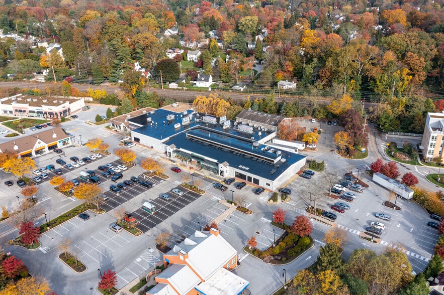 821 W Lancaster Ave, Wayne, PA à louer - Photo du bâtiment - Image 2 de 3