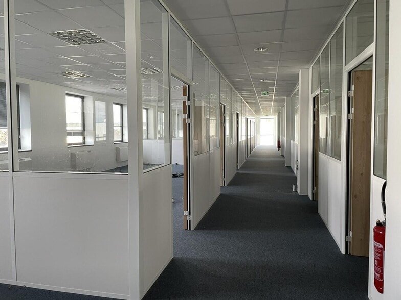 Office in SAINT-OUEN-L'AUMONE for lease - Interior Photo - Image 2 of 10