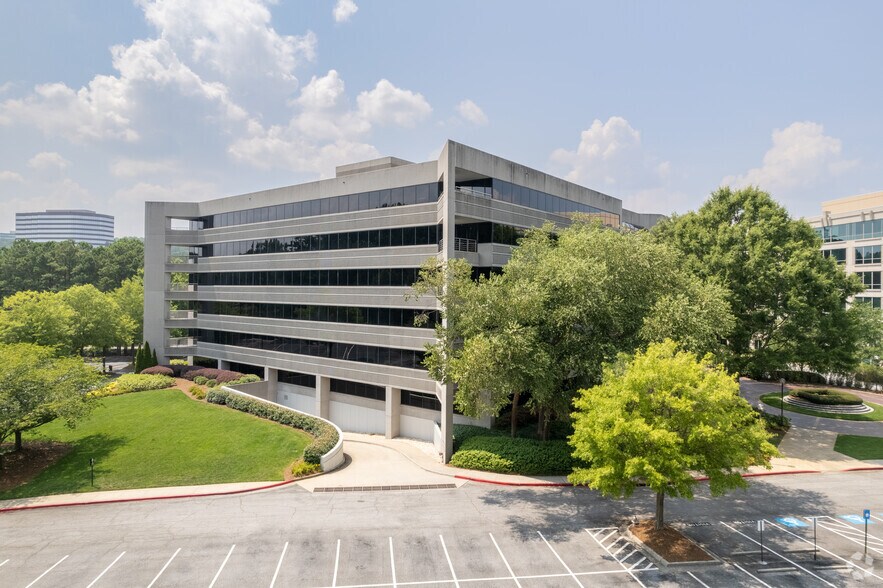 6190 Powers Ferry Landing Rd, Atlanta, GA à louer - Photo du bâtiment - Image 3 de 6