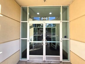 300 Old River Rd, Bakersfield, CA for lease Interior Photo- Image 2 of 29