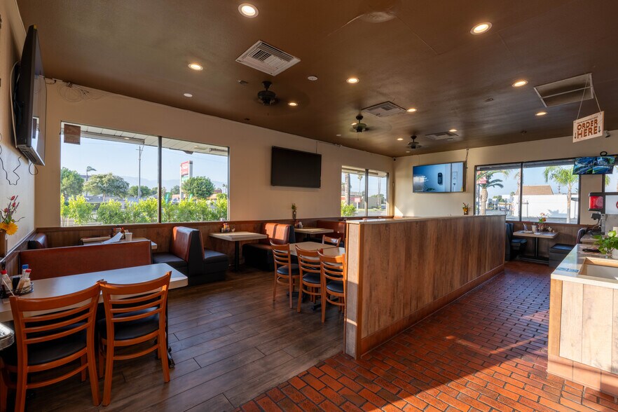 201 W Foothill Blvd, Rialto, CA à vendre - Photo du bâtiment - Image 3 de 11