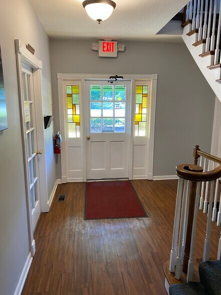 699 W Woodbine Ave, Kirkwood, MO à louer - Photo intérieure - Image 3 de 19
